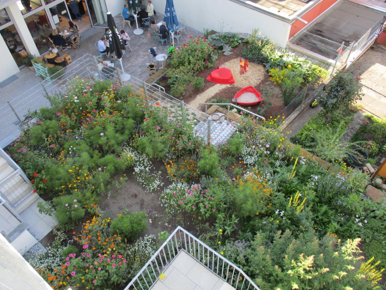 pro_Aktuelles_Rundbrief_Herbst2021_Nahdran-MIttendrin_Garten_und_Cafe