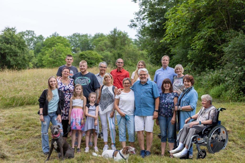 pro_Aktuelles_Rundbrief_Herbst2021_ViaNova_Gruppenbild_Generationen